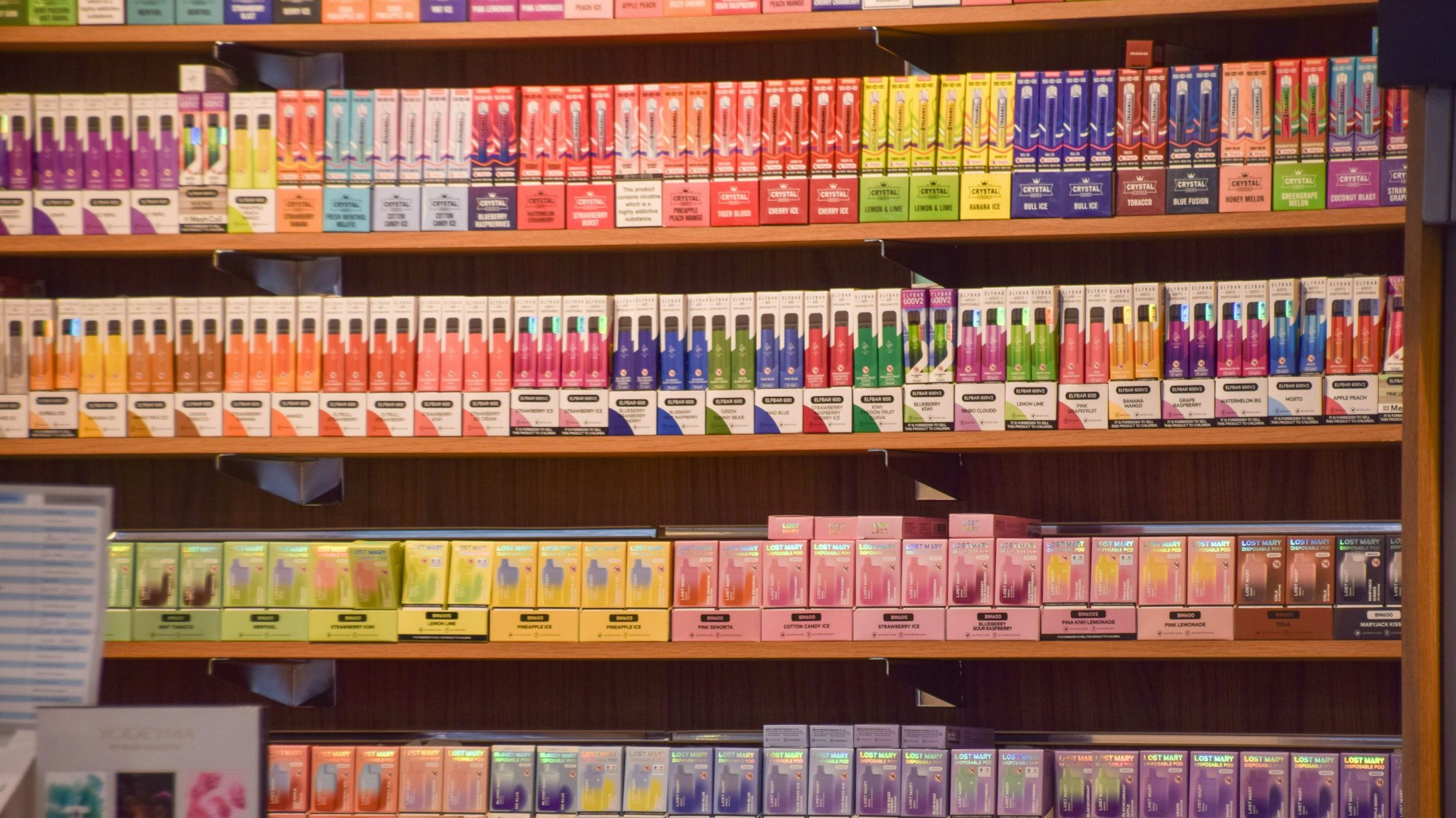 ARCHIV - 29.01.2024, Großbritannien, London: In einem Geschäft werden bunte Vapes ausgestellt.