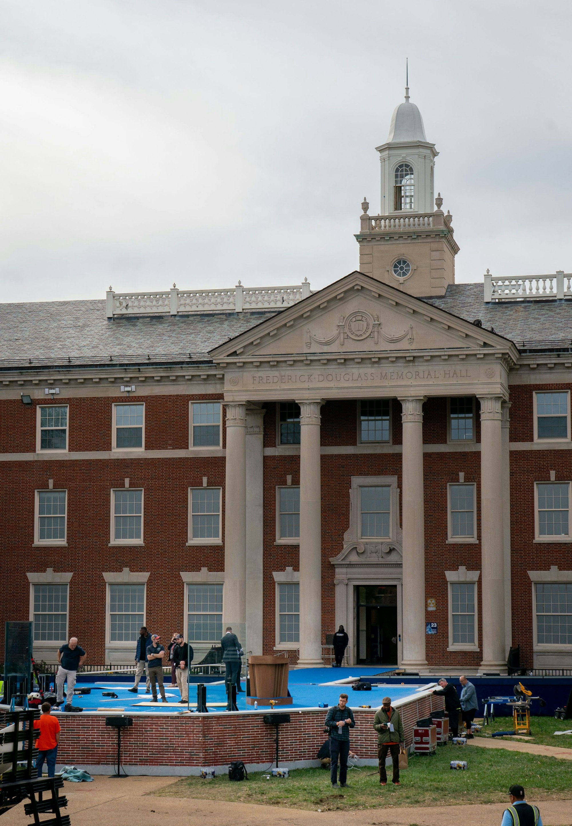 Arbeiter bereiten die Bühne für die Wahlparty an der Howard University vor, auf der die demokratischen Kandidatinnen Harris und Walz am Wahlabend auftreten werden.