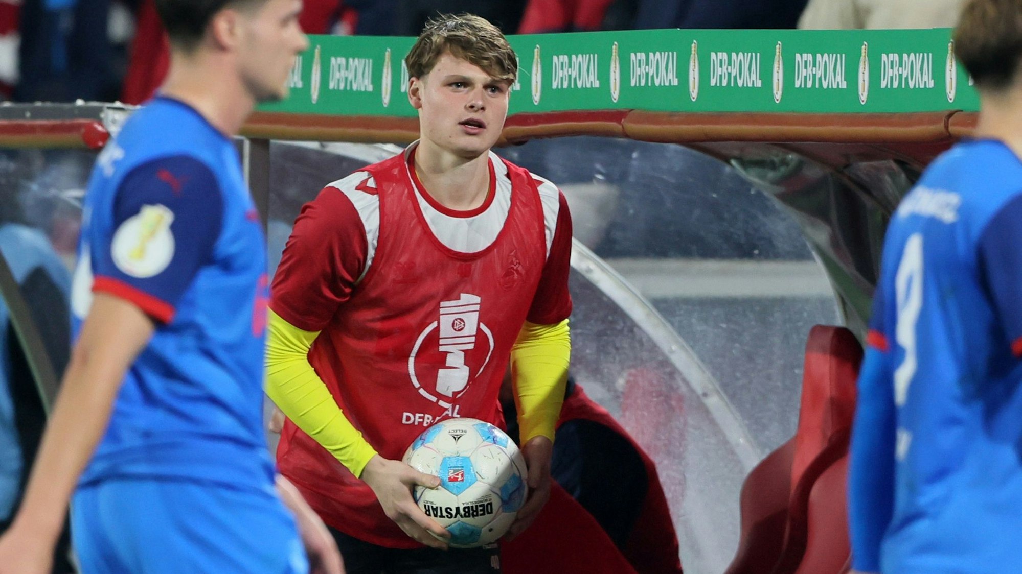 Torhüter Jonas Urbig bleibt beim 1. FC Köln vorerst nur die Ersatzbank.