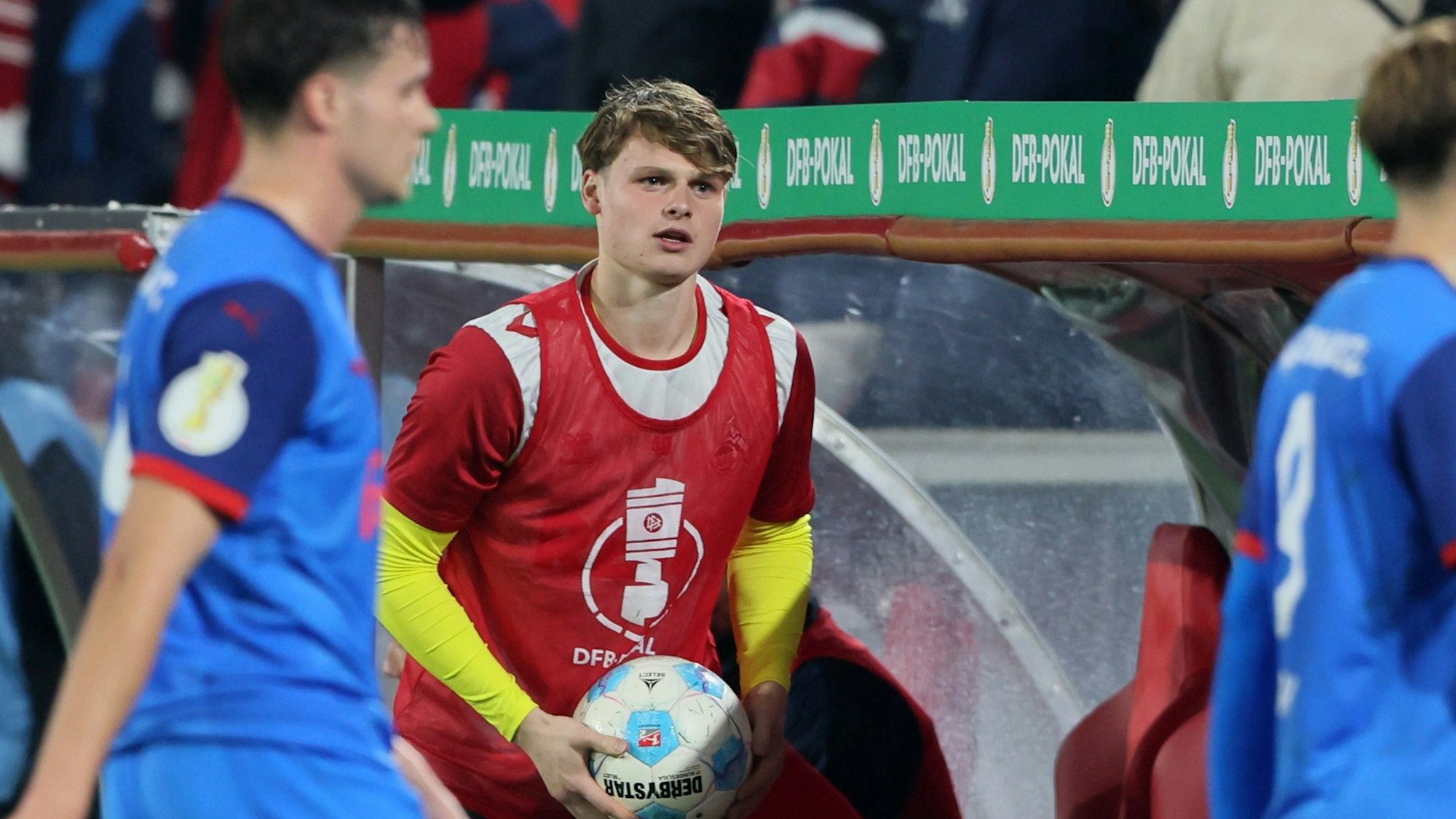 Jonas Urbig auf dem Spielfeld.