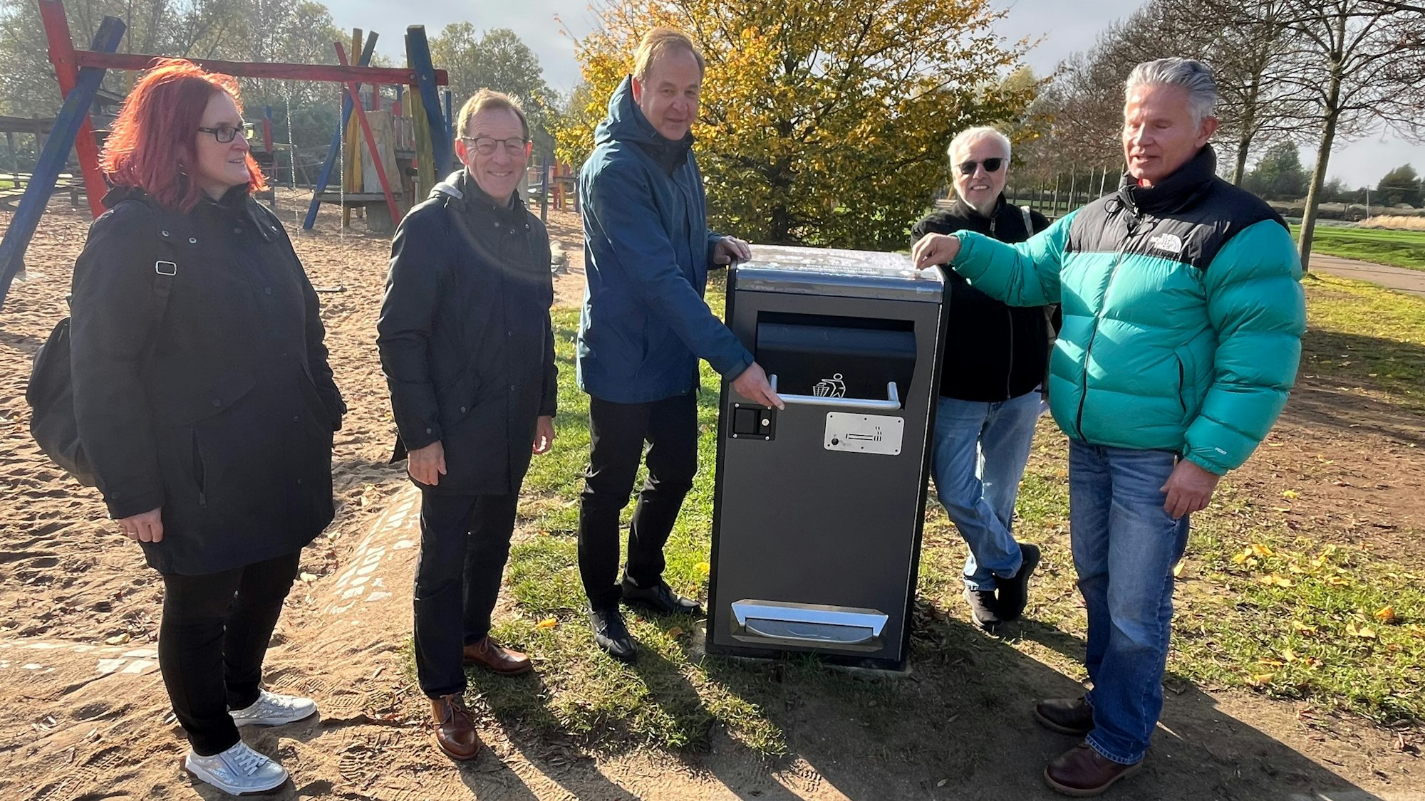 Fünf Menschen mit neuem Müllbehälter