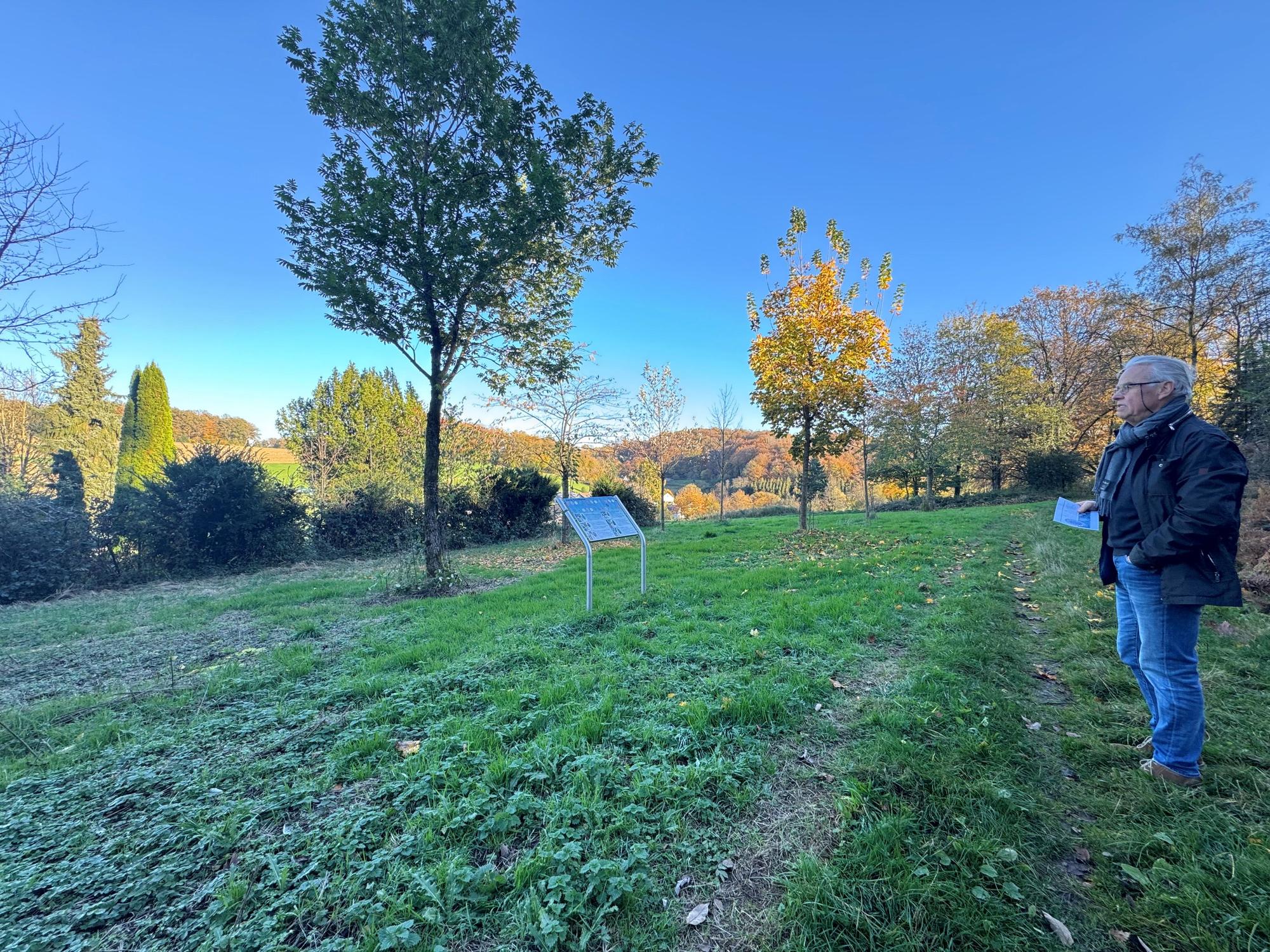 Udo Berghaus steht am Rande des neuen Waldfriedhofs in Engelskirchen. Zwischen Wallefeld und Wahlscheid können ab 2025 Urnen in einem Waldstück beigesetzt werden.