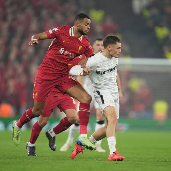 Liverpools Cody Gakpo (links) und Leverkusens Florian Wirtz kämpfen im Champions League Spiel um den Ball.