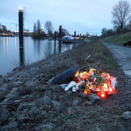 Blumen und Kerzen im Mülheimer Hafen, drei Tage nach dem gewaltsamen Tod des 15-Jährigen am 10. März 2024.