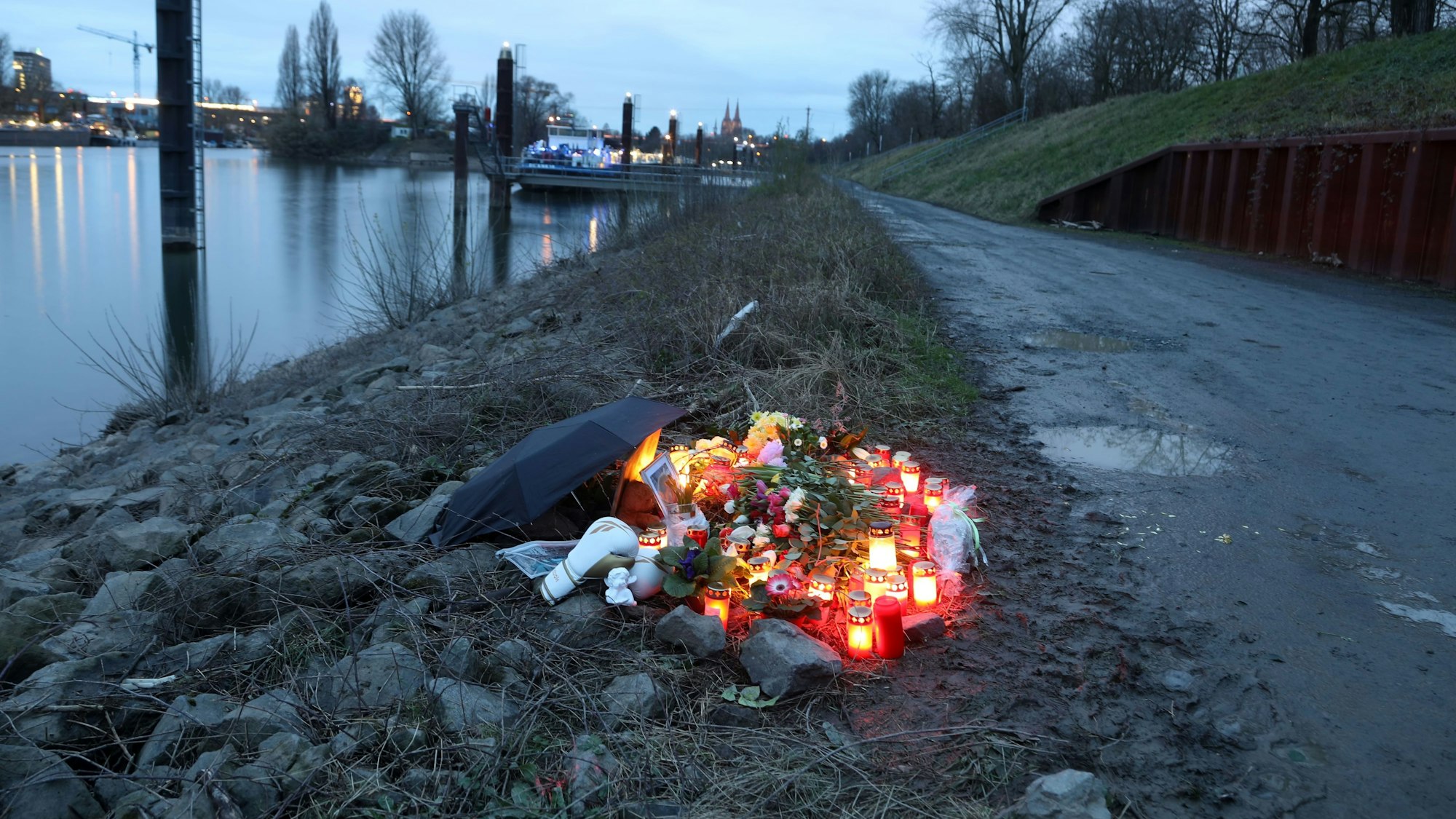 In diesem Bereich im Mülheimer Hafen wurde der 15-Jährige im März 2024 getötet.