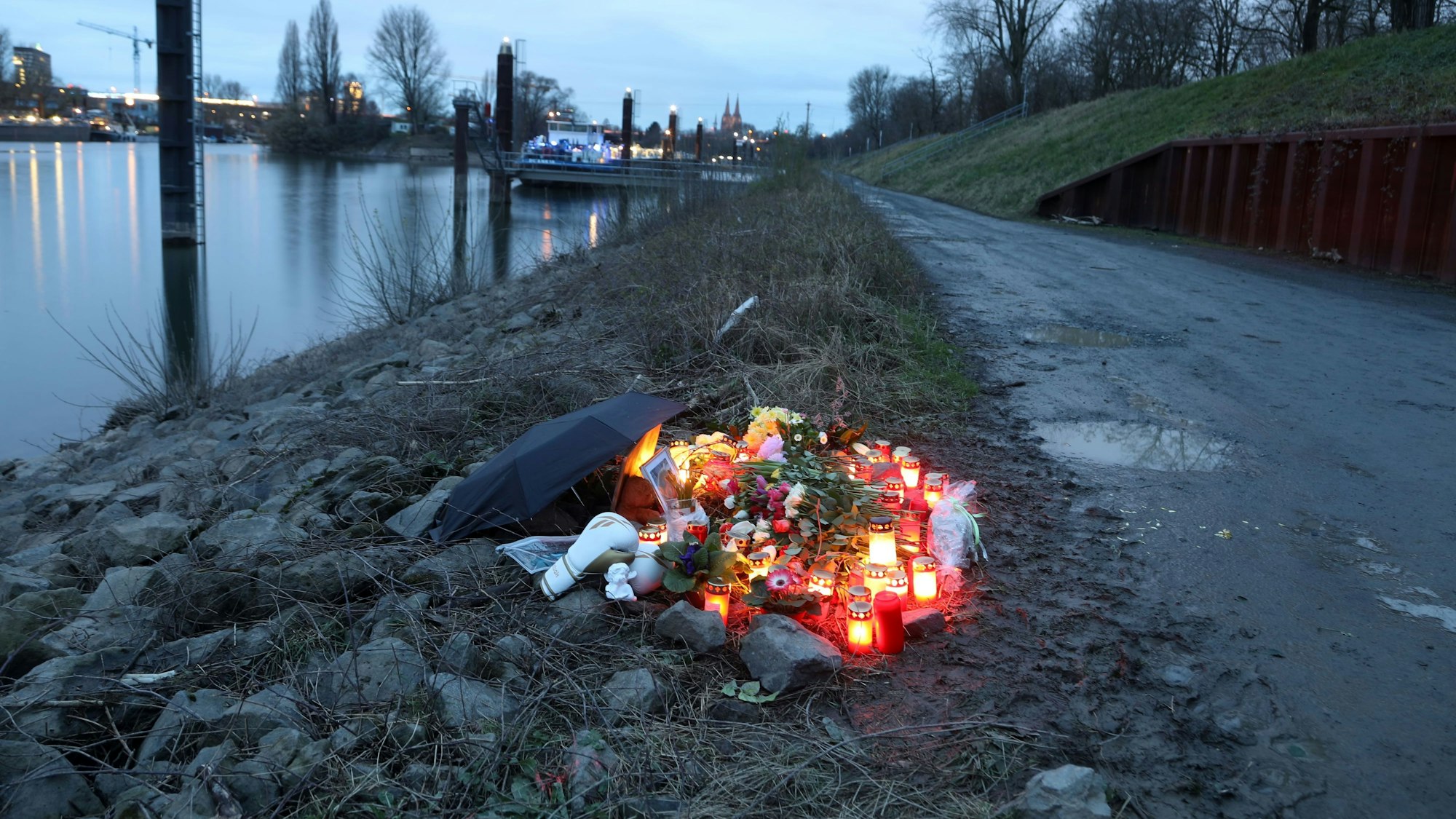 In diesem Bereich im Mülheimer Hafen wurde der 15-Jährige im März 2024 getötet.