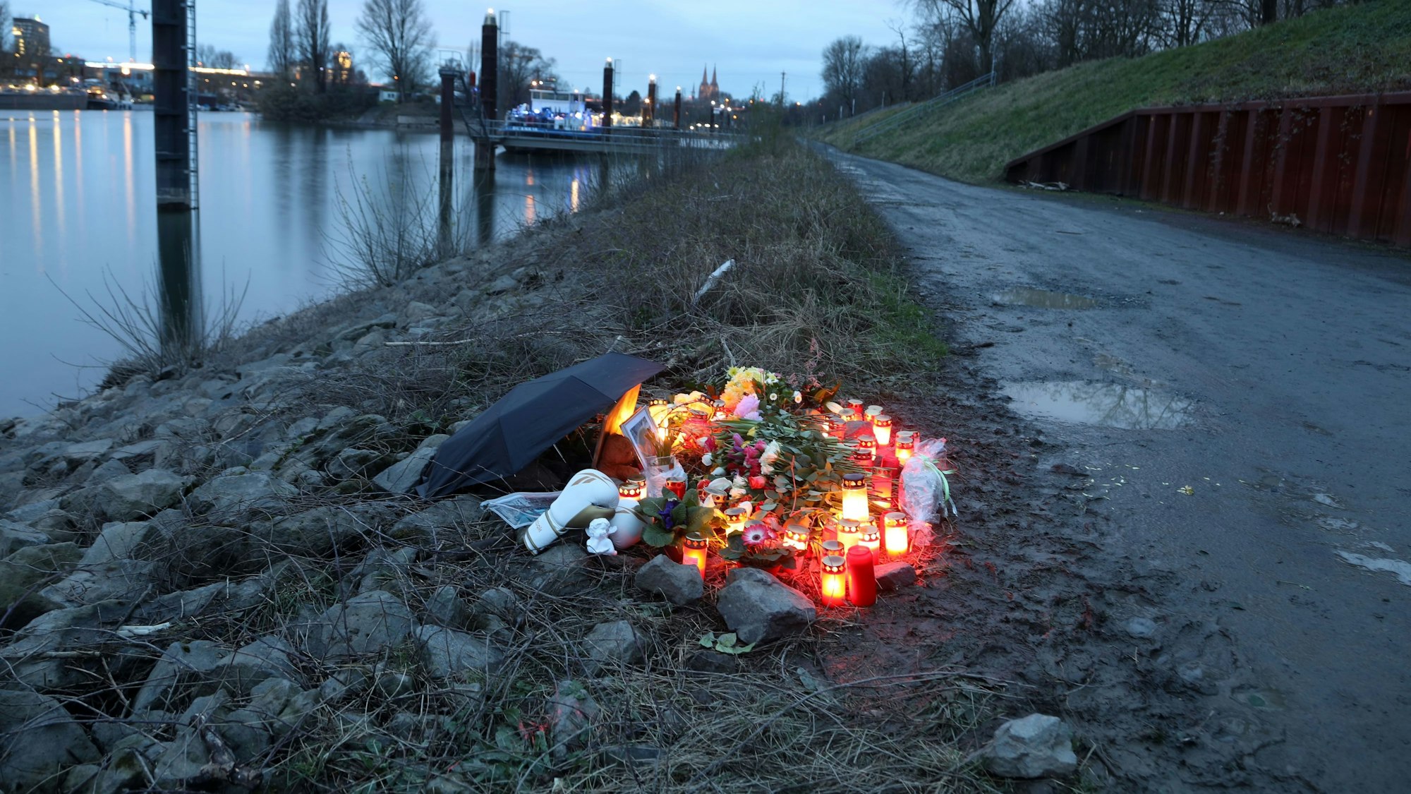 Blumen und Kerzen im Mülheimer Hafen, drei Tage nach dem gewaltsamen Tod des 15-Jährigen am 10. März 2024.
