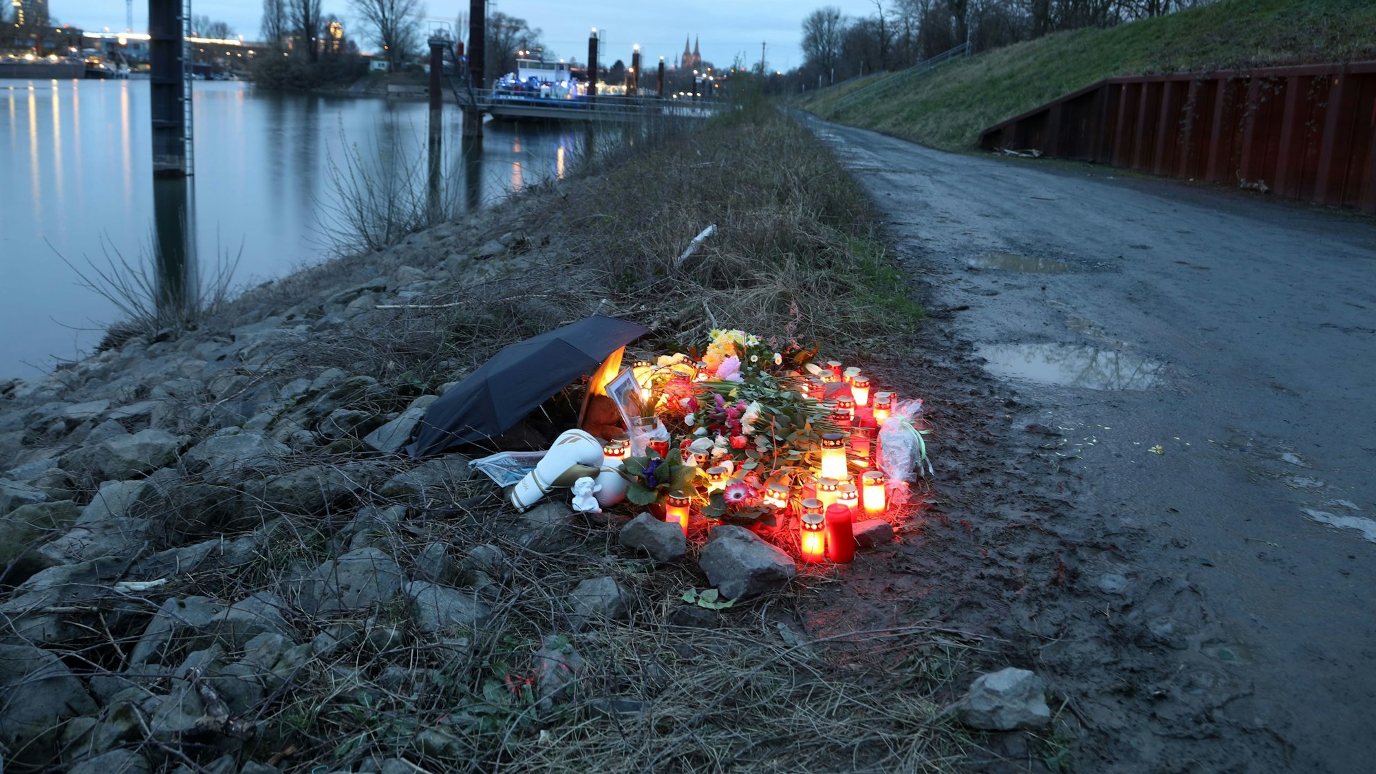 In diesem Bereich im Mülheimer Hafen wurde der 15-Jährige im März 2024 getötet.