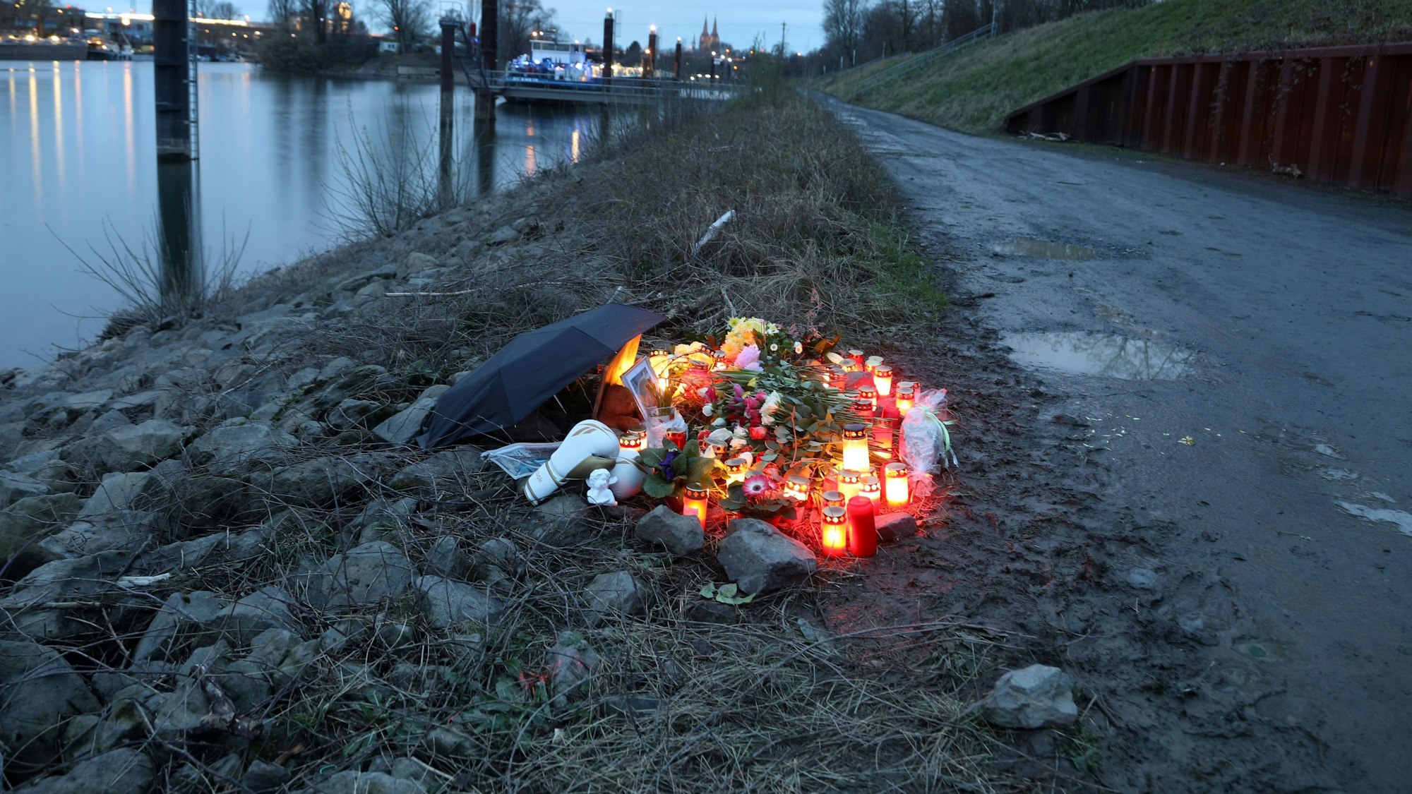 Blumen und Kerzen im Mülheimer Hafen, drei Tage nach dem gewaltsamen Tod des 15-Jährigen am 10. März 2024.