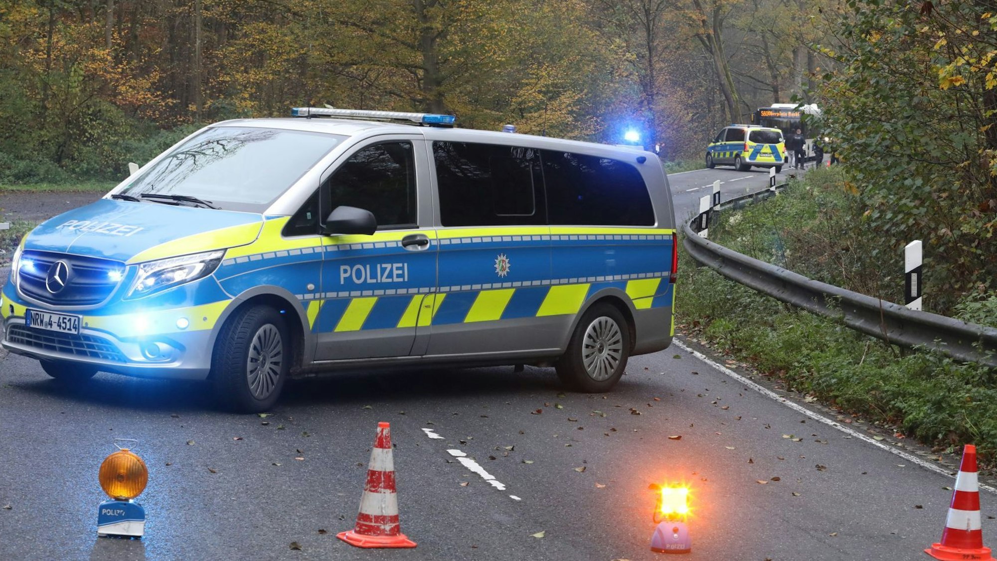 Ein Streifenwagen der Polizei steht quer auf der Fahrbahn.