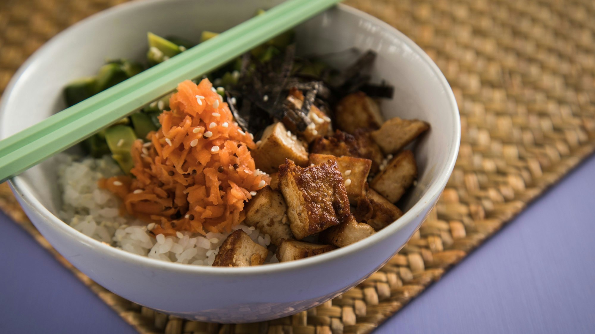 Poke Bowls gibt es meist mit Hähnchen-, Lachs- oder Thunfisch-Würfeln. Mit Tofu-Würfeln werden sie wie hier eine leckere vegane Speise.