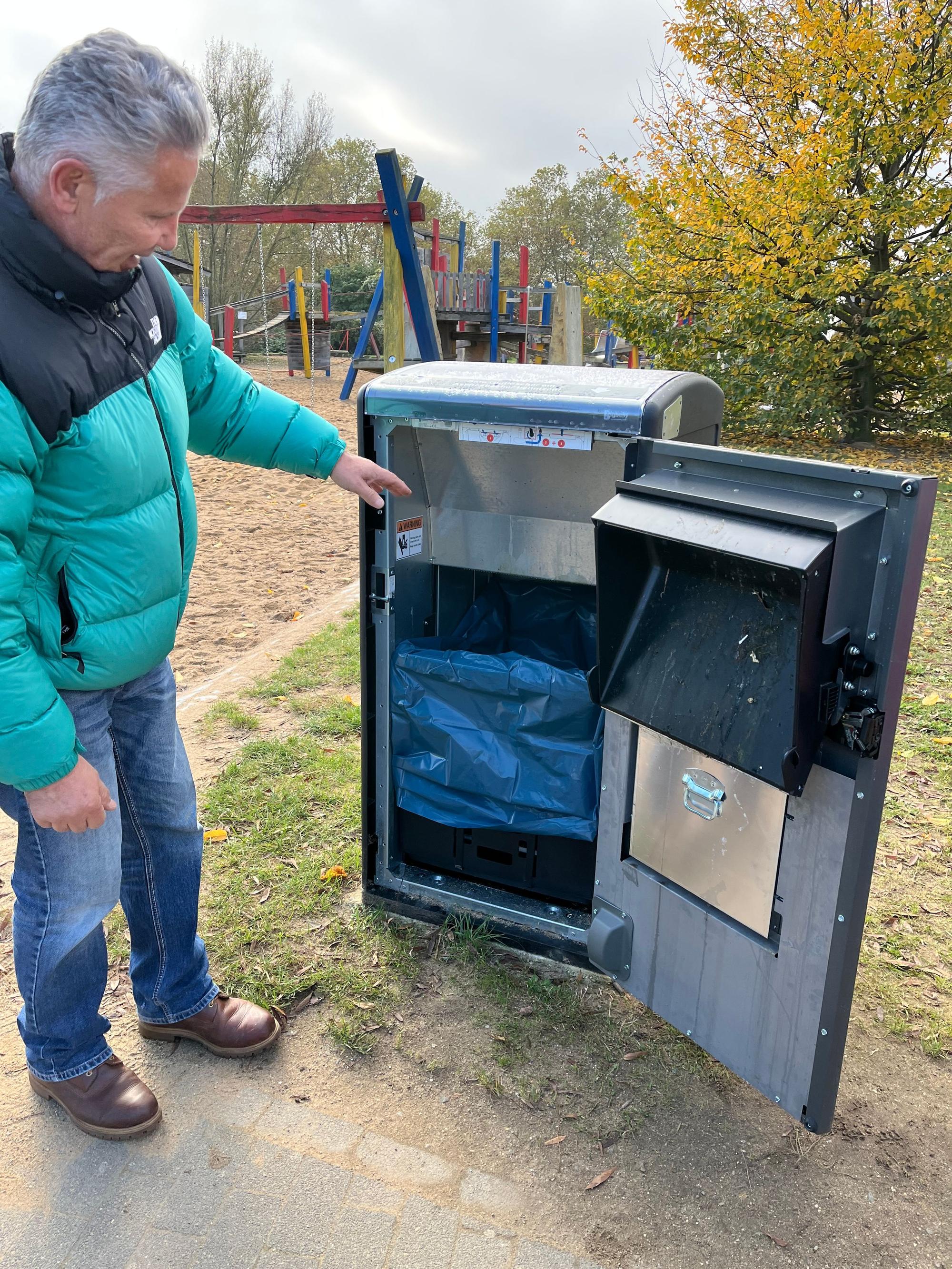 Armin Kühler zeigt das Innenleben des „Big Belly“