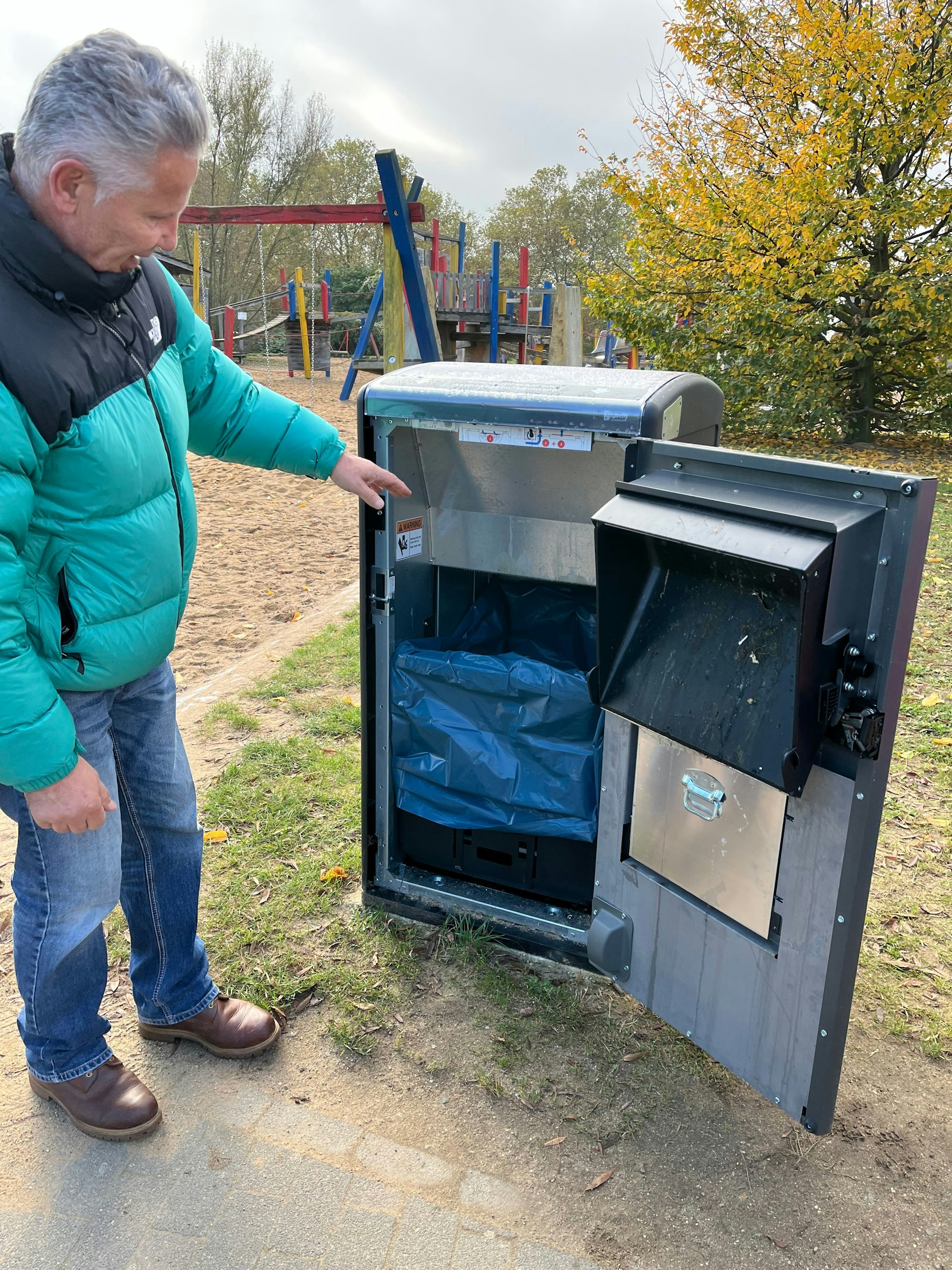 Armin Kühler zeigt das Innenleben des „Big Belly“