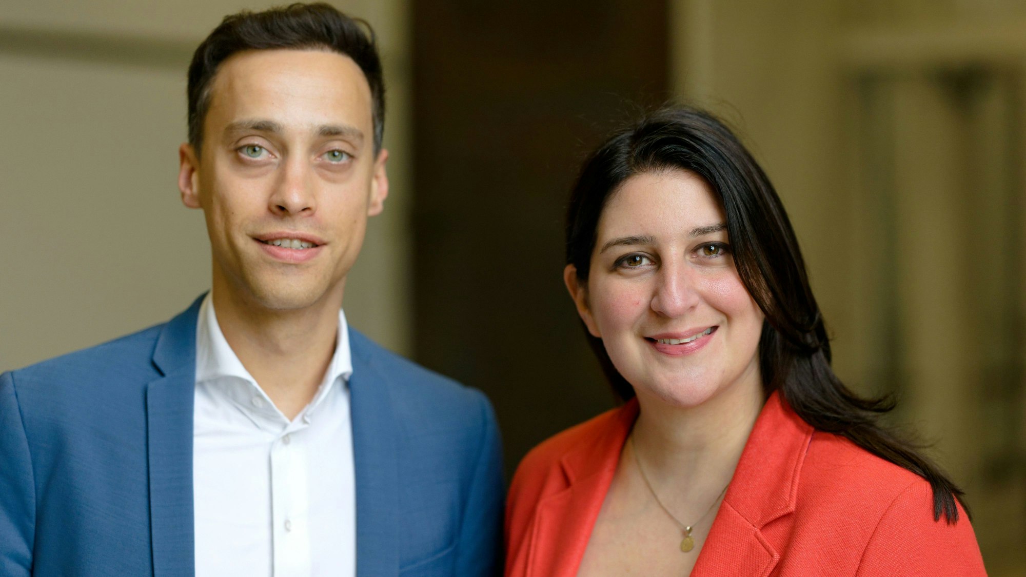 Die Landesvorsitzenden der Grünen in Nordrhein-Westfalen, Tim Achtermeyer und Yazgülü Zeybek bei einer Pressekonferenz der Grünen im Landtag von Nordrhein-Westfalen. (Archivbild)