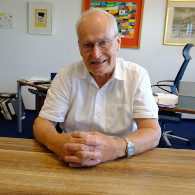 Dr. Hans-Peter Schick in seinem Büro.