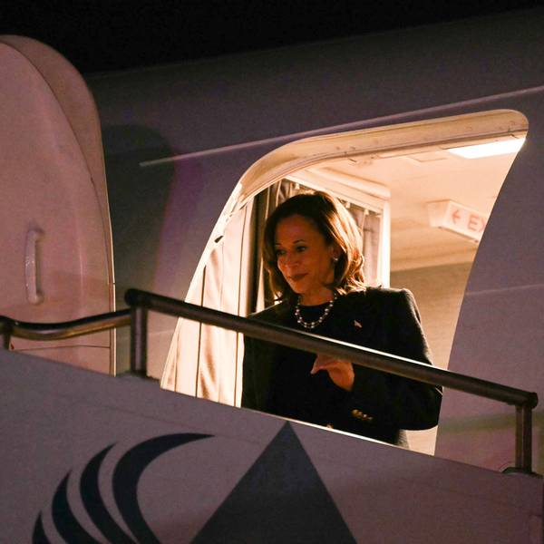 Die US-Vizepräsidentin und demokratische Präsidentschaftskandidatin Kamala Harris verlässt die Air Force Two bei ihrer Ankunft auf dem Philadelphia International Airport in Philadelphia, Pennsylvania, am 4. November 2024.