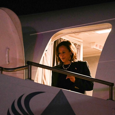 Die US-Vizepräsidentin und demokratische Präsidentschaftskandidatin Kamala Harris verlässt die Air Force Two bei ihrer Ankunft auf dem Philadelphia International Airport in Philadelphia, Pennsylvania, am 4. November 2024.