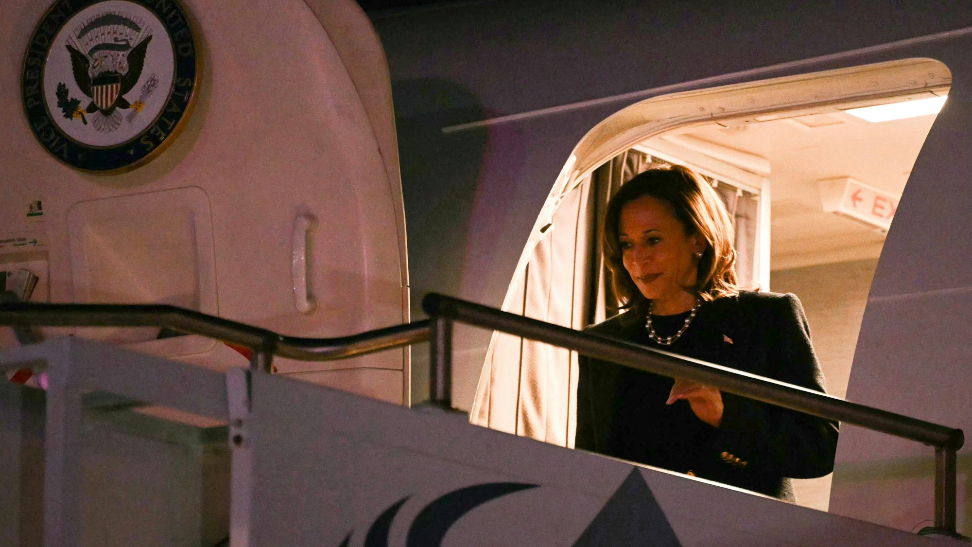 Die US-Vizepräsidentin und demokratische Präsidentschaftskandidatin Kamala Harris verlässt die Air Force Two bei ihrer Ankunft auf dem Philadelphia International Airport in Philadelphia, Pennsylvania, am 4. November 2024.
