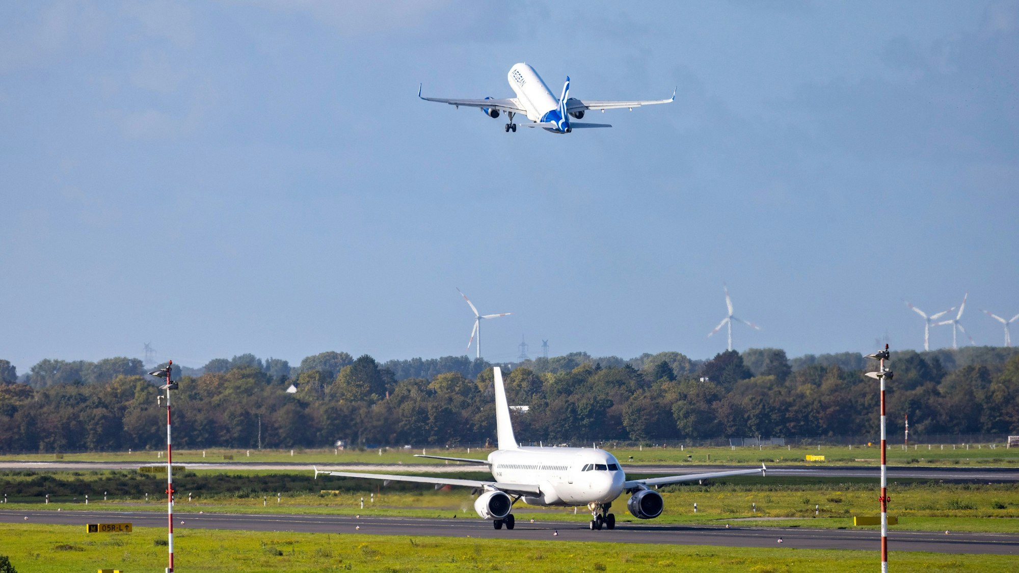 Passagierflugzeuge starten vom Flughafen.