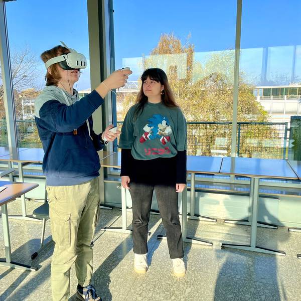 Simon Schneider und Royem Kazma mit einer VR-Brille im Glaspalast des Geschwister-Scholl-Berufskollegs