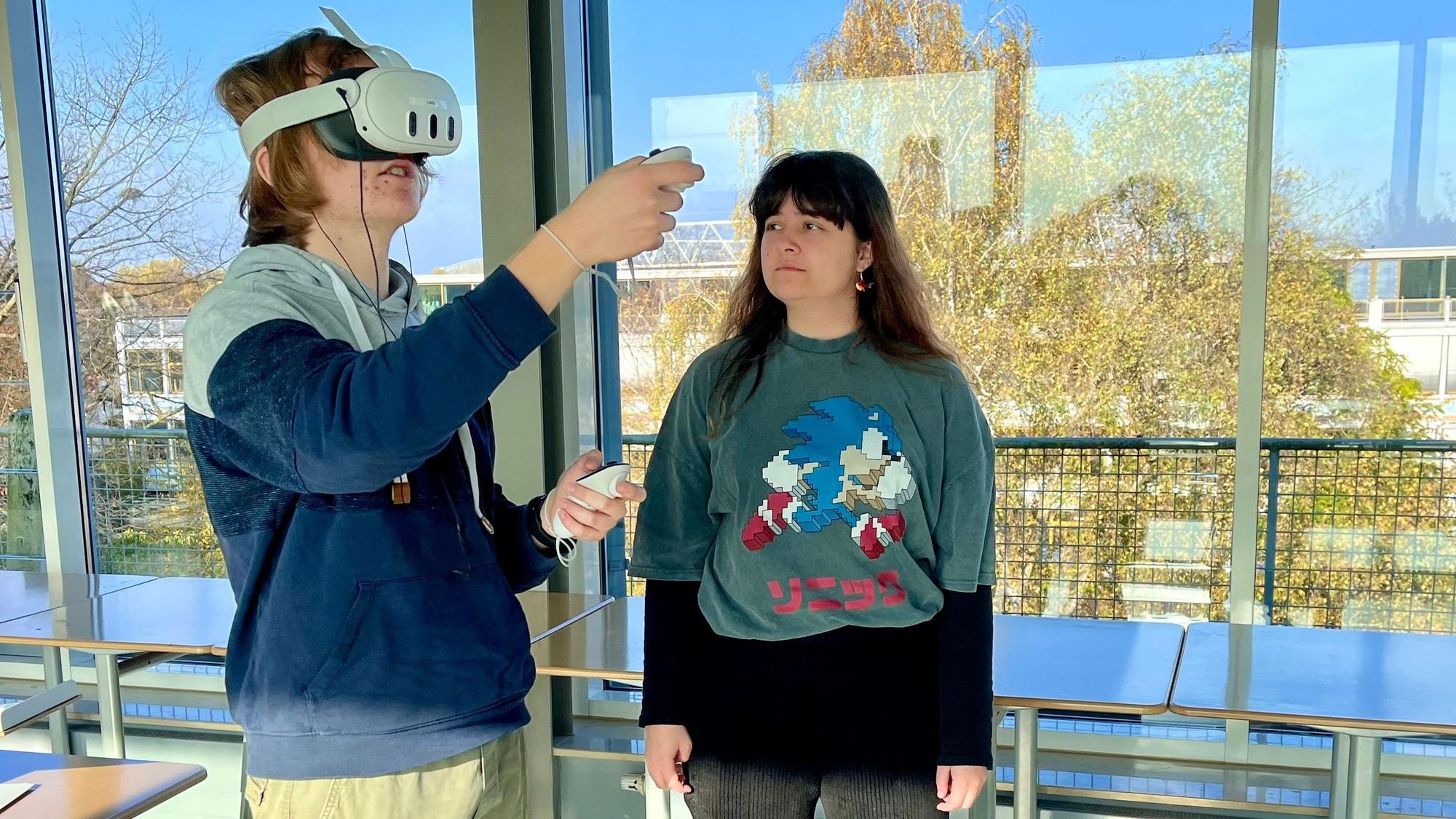 Simon Schneider und Royem Kazma mit einer VR-Brille im Glaspalast des Geschwister-Scholl-Berufskollegs