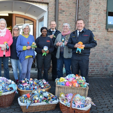 Das Foto zeigt Menschen vor Körben mit „Knubbelchen“.