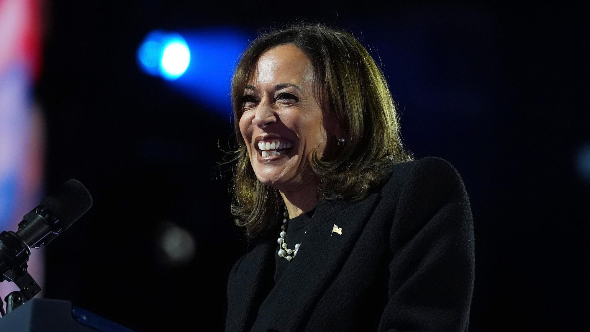 Die demokratische US-Präsidentschaftskandidatin Kamala Harris spricht während einer Wahlkampfveranstaltung vor dem Philadelphia Museum of Art.