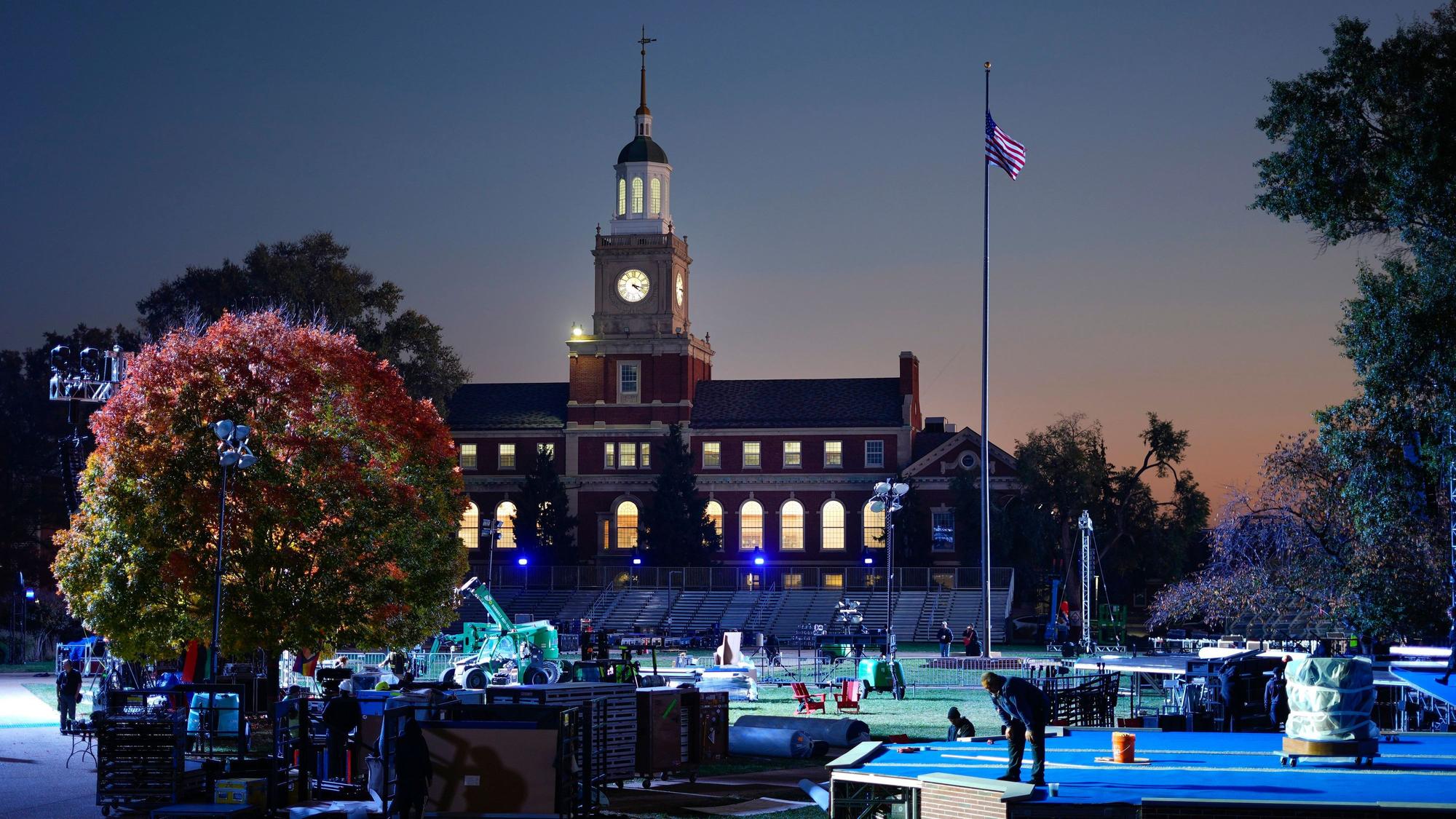 Mit der Founders Library im Hintergrund werden die letzten Vorbereitungen auf die Wahlnacht auf dem Campus der Howard University in Washington abgeschlossen.