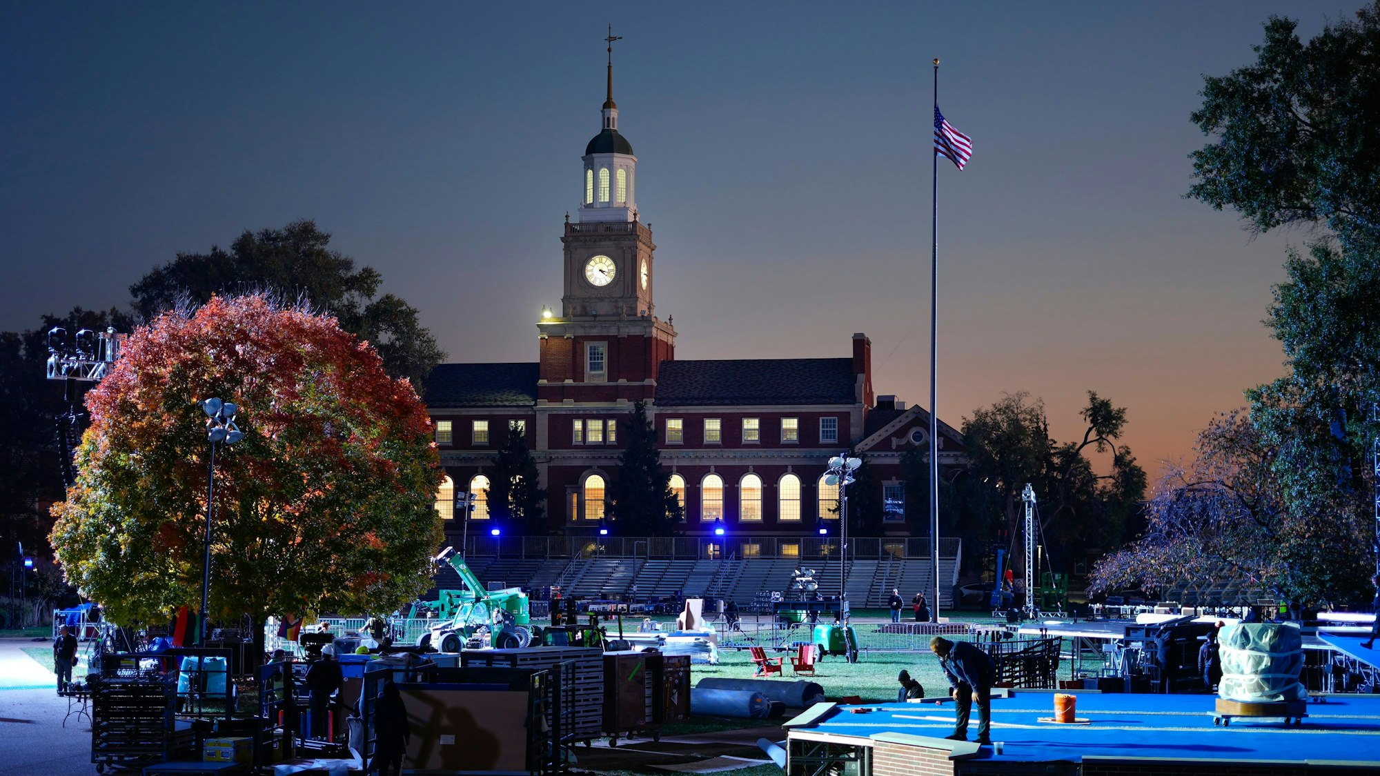 Mit der Founders Library im Hintergrund werden die letzten Vorbereitungen auf die Wahlnacht auf dem Campus der Howard University in Washington abgeschlossen.