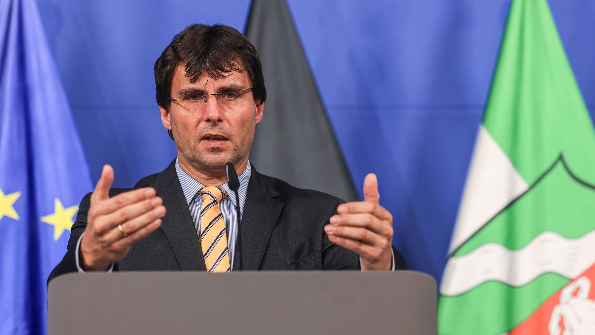 ARCHIV - 02.07.2024, Nordrhein-Westfalen, Düsseldorf: Marcus Optendrenk (CDU), spricht auf einer Pressekonferenz nach der Kabinettssitzung zum Haushaltsentwurf 2025 und dem Nachtragshaushalt. (zu dpa: «Steuerschätzung reißt Milliardenloch in NRW-Haushaltsplan») Foto: Oliver Berg/dpa +++ dpa-Bildfunk +++