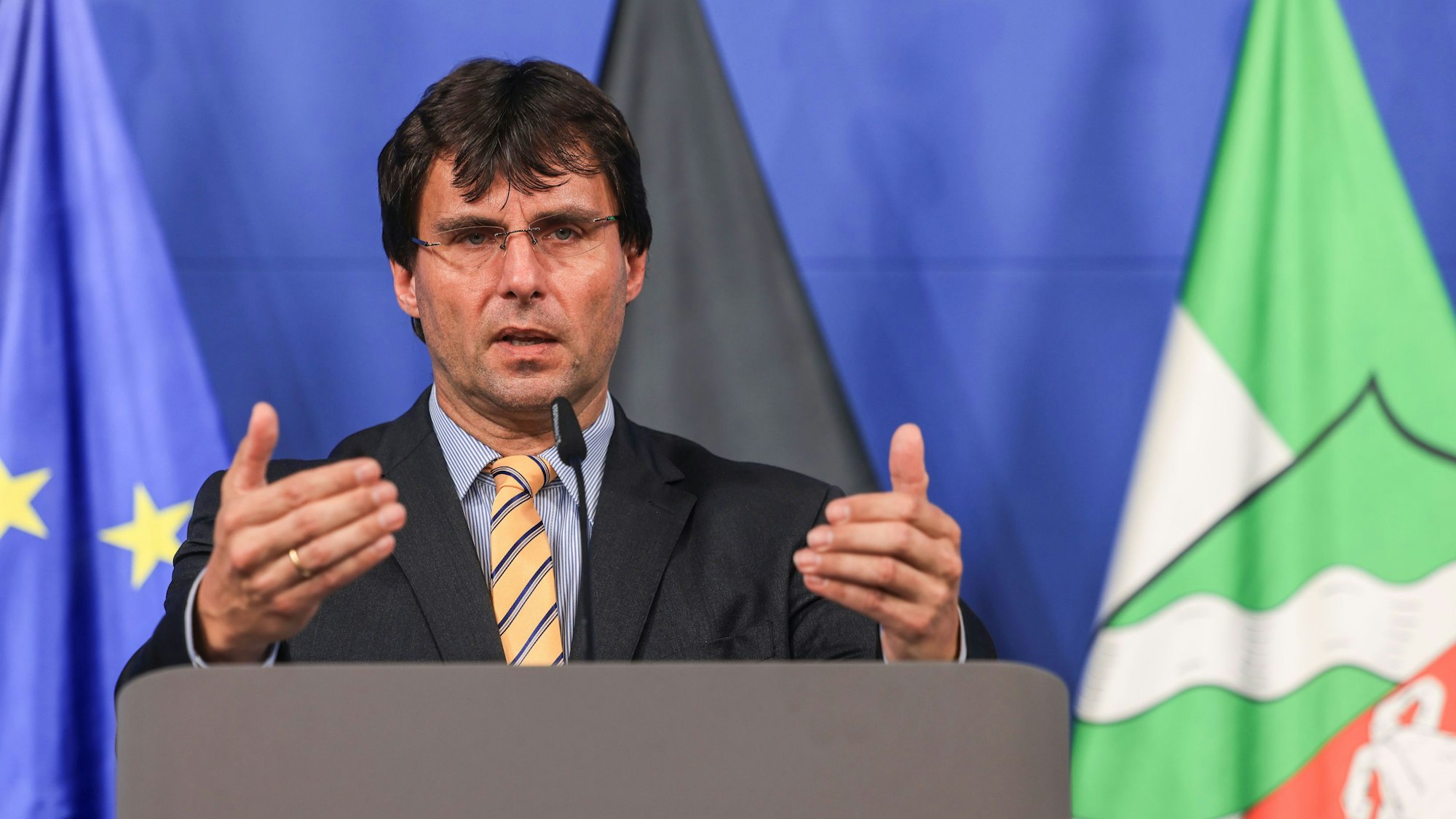 ARCHIV - 02.07.2024, Nordrhein-Westfalen, Düsseldorf: Marcus Optendrenk (CDU), spricht auf einer Pressekonferenz nach der Kabinettssitzung zum Haushaltsentwurf 2025 und dem Nachtragshaushalt. (zu dpa: «Steuerschätzung reißt Milliardenloch in NRW-Haushaltsplan») Foto: Oliver Berg/dpa +++ dpa-Bildfunk +++