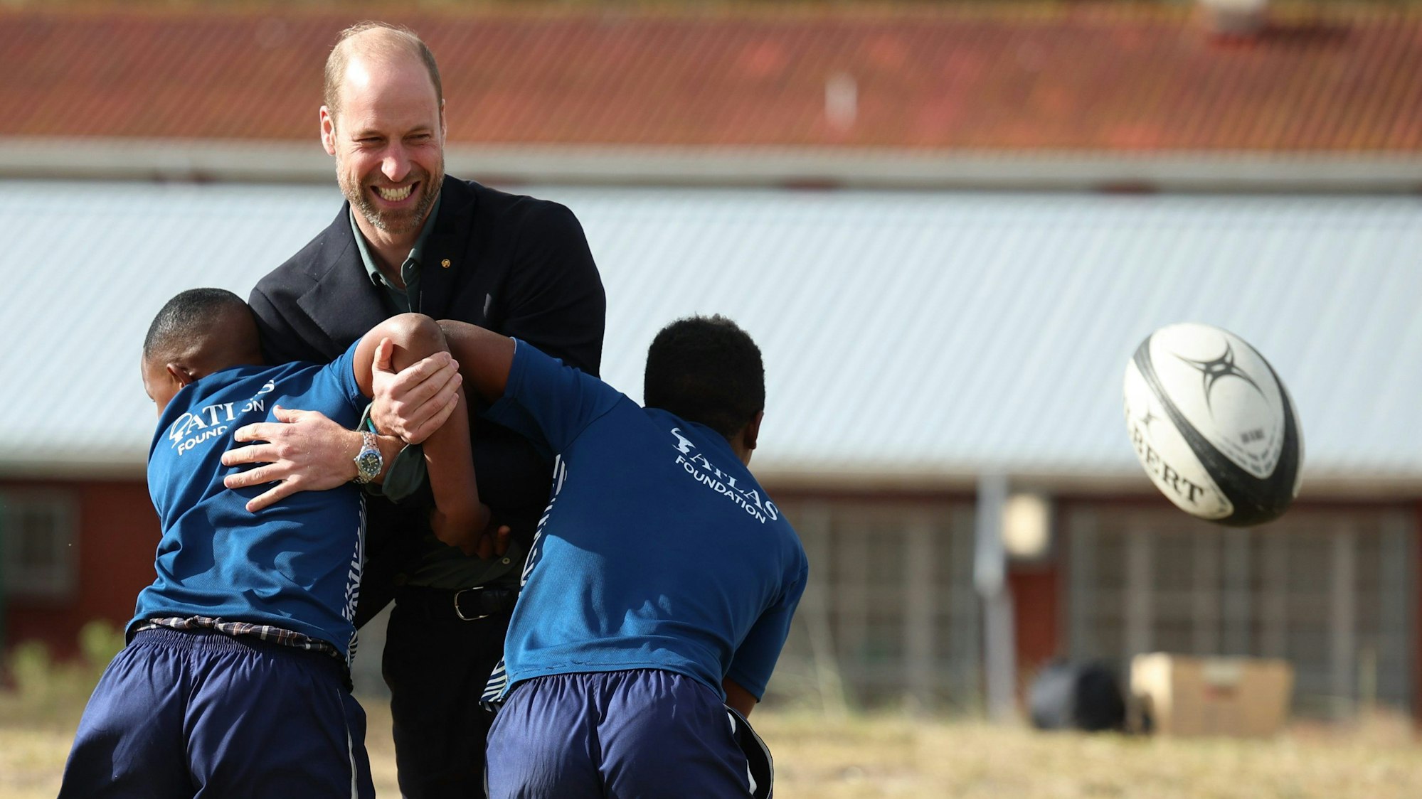 Der britische Prinz William nimmt an einer Rugby-Trainingseinheit teil, während er die Ocean View Secondary School in Kapstadt besucht.