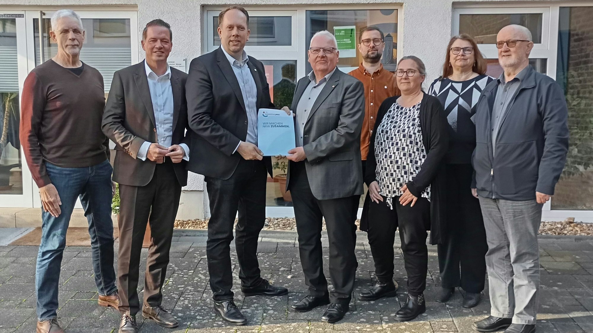 Zu sehen sind die Verantwortlichen des Projekts zur Schaffung einer Bleibe für wohnungslose Frauen.