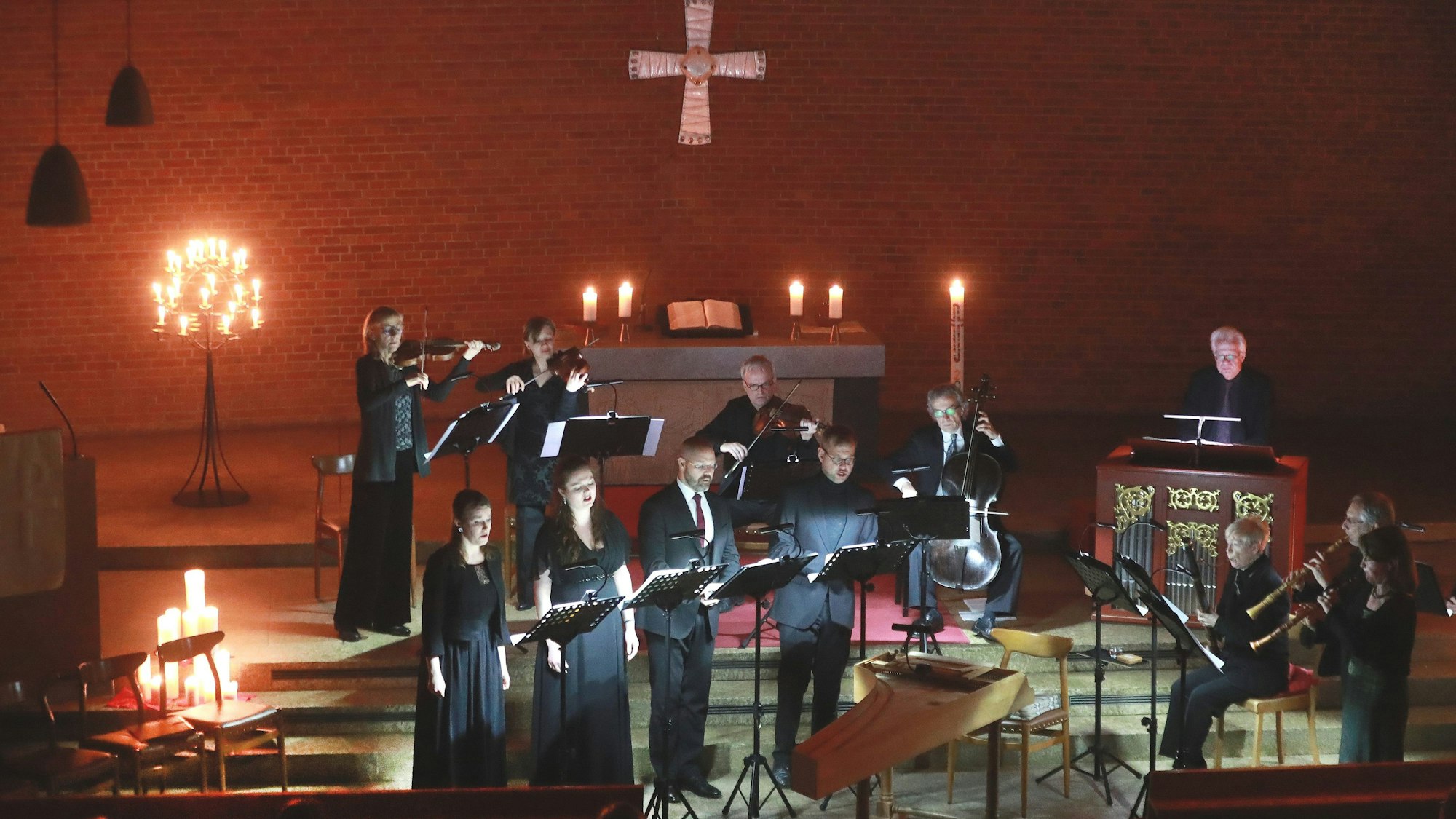 In der Johanneskirche Klettenberg finden regelmäßig Musikveranstaltungen statt, wie hier ein Nachtkonzert.