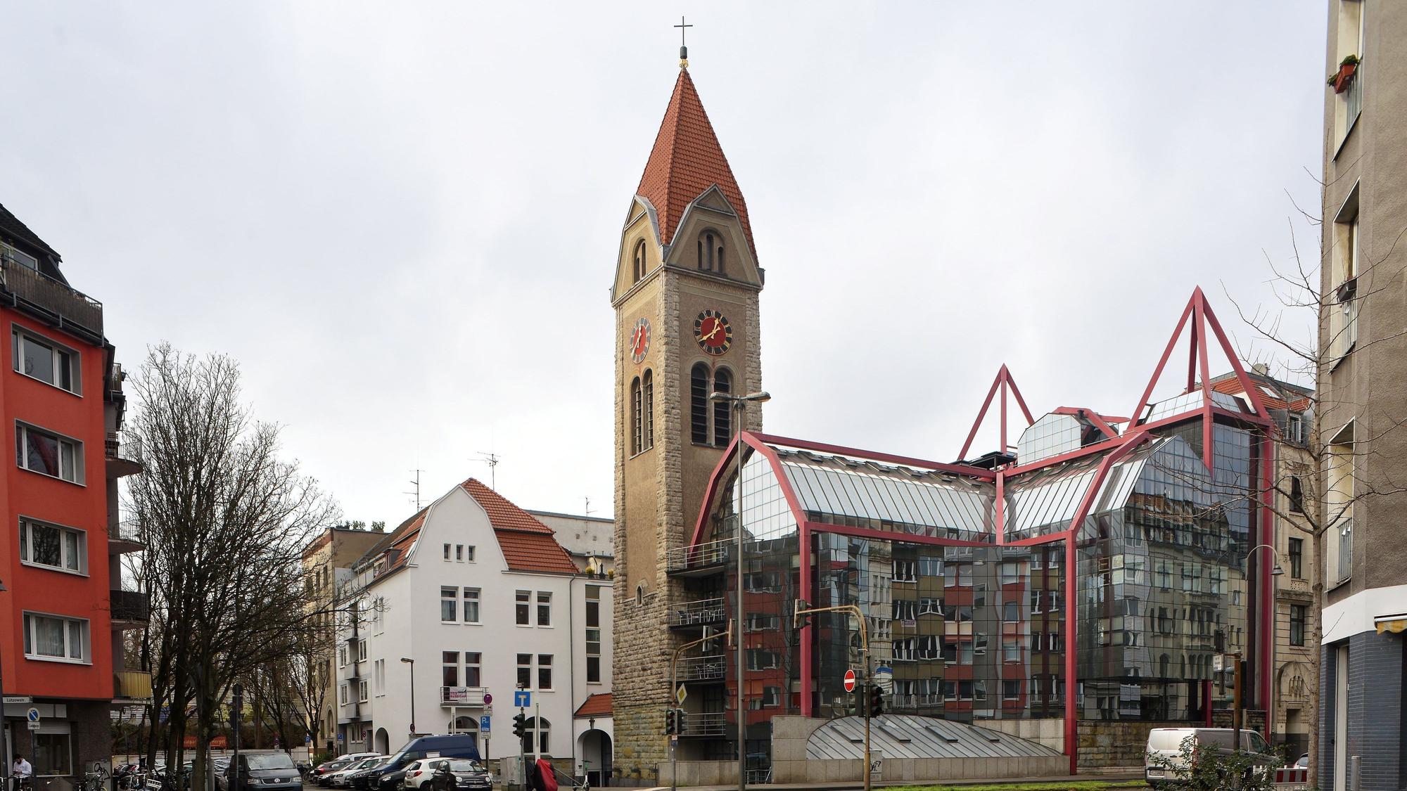 Die ehemalige ie Auferstehungskirche Ecke Jülicher Straße und Moltkestraße.