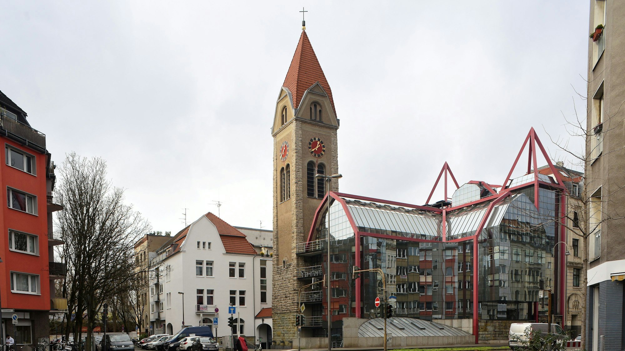Die ehemalige ie Auferstehungskirche Ecke Jülicher Straße und Moltkestraße.