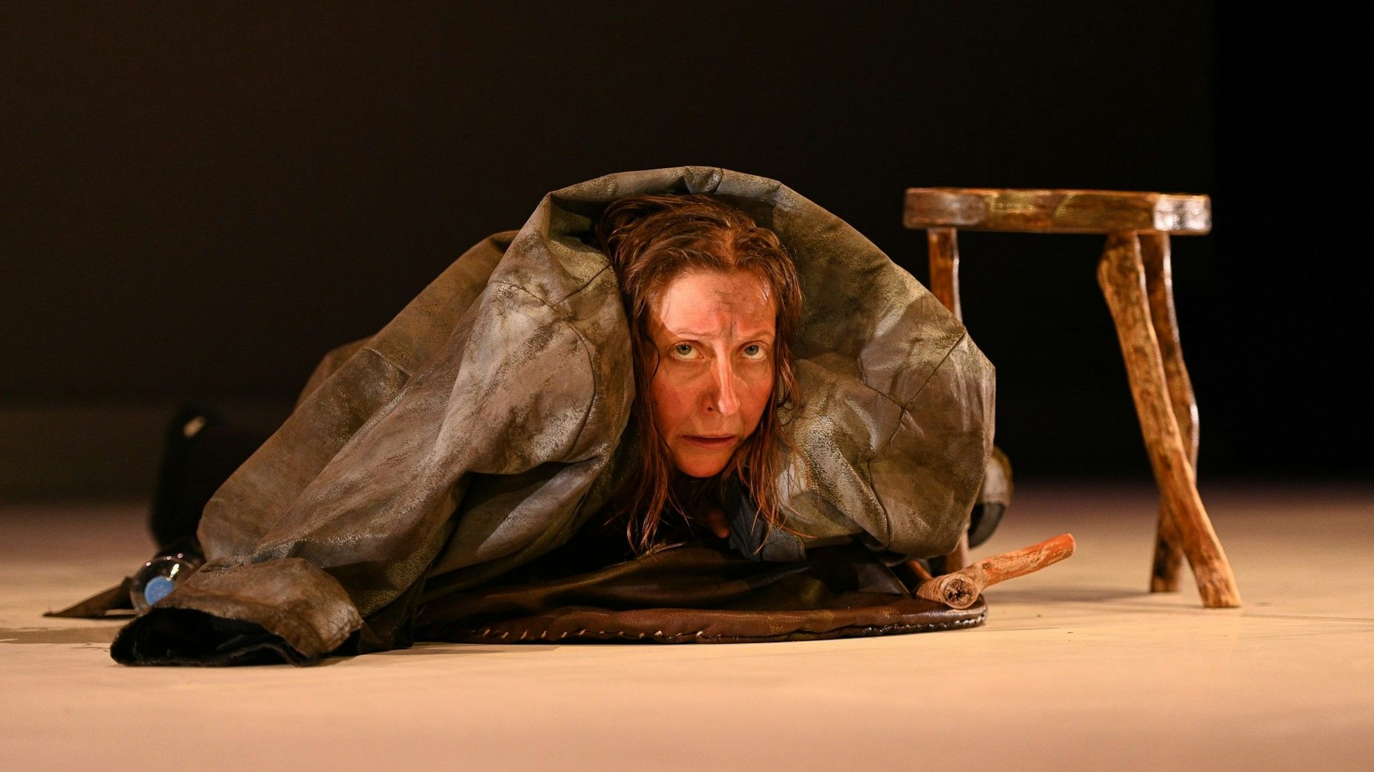 Lisa Sophie Kusz in der Inszenierung "Der Nabel der Welt", Deutsch-Griechisches Theater