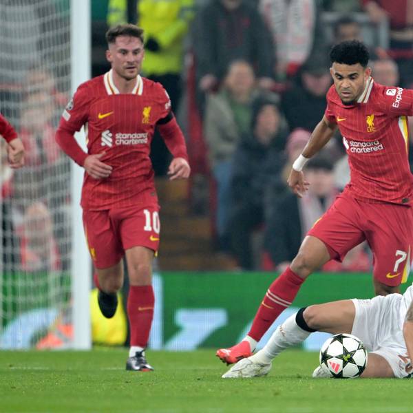 Liverpools Luis Diaz (M) und Leverkusens Exequiel Palacios kämpfen um den Ball.