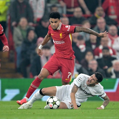 Liverpools Luis Diaz (M) und Leverkusens Exequiel Palacios kämpfen um den Ball.