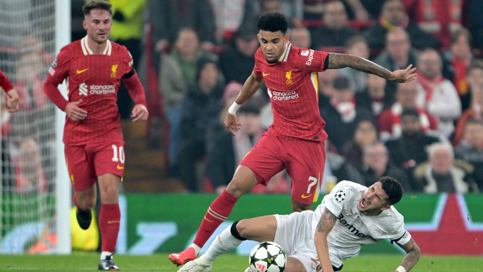 Liverpools Luis Diaz (M) und Leverkusens Exequiel Palacios kämpfen um den Ball.