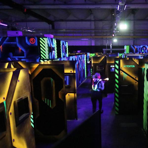 Das Foto zeigt eine Lasertag-Spielerin in der Halle in Ossendorf.