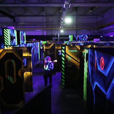 Das Foto zeigt eine Lasertag-Spielerin in der Halle in Ossendorf.