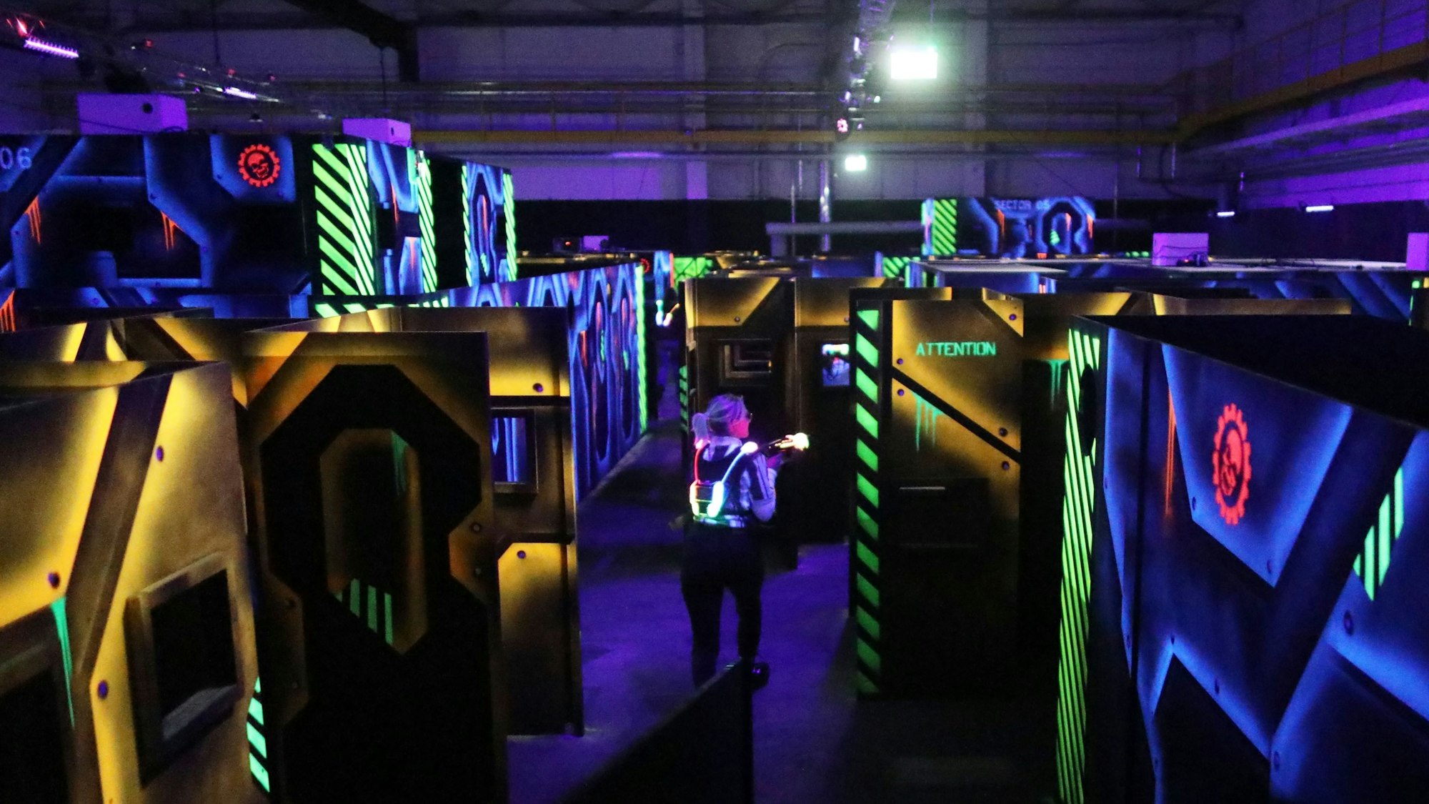 Das Foto zeigt eine Lasertag-Spielerin in der Halle in Ossendorf.