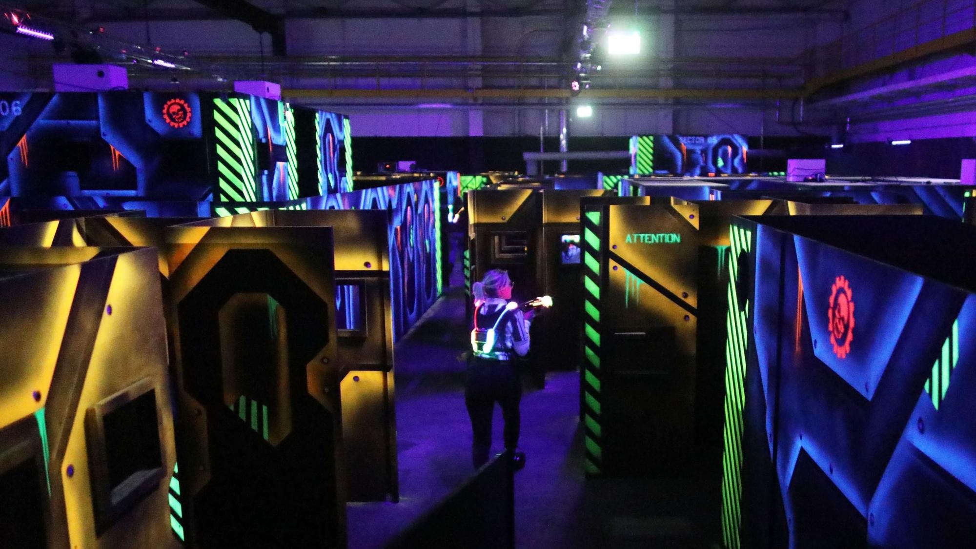 Das Foto zeigt eine Lasertag-Spielerin in der Halle in Ossendorf.
