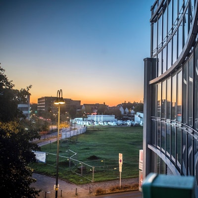 Gesundheitshaus Fassade, hintergrund: Paeschkes-Grundstück, auf dem die Büllenklöster standen. Foto: Ralf Krieger