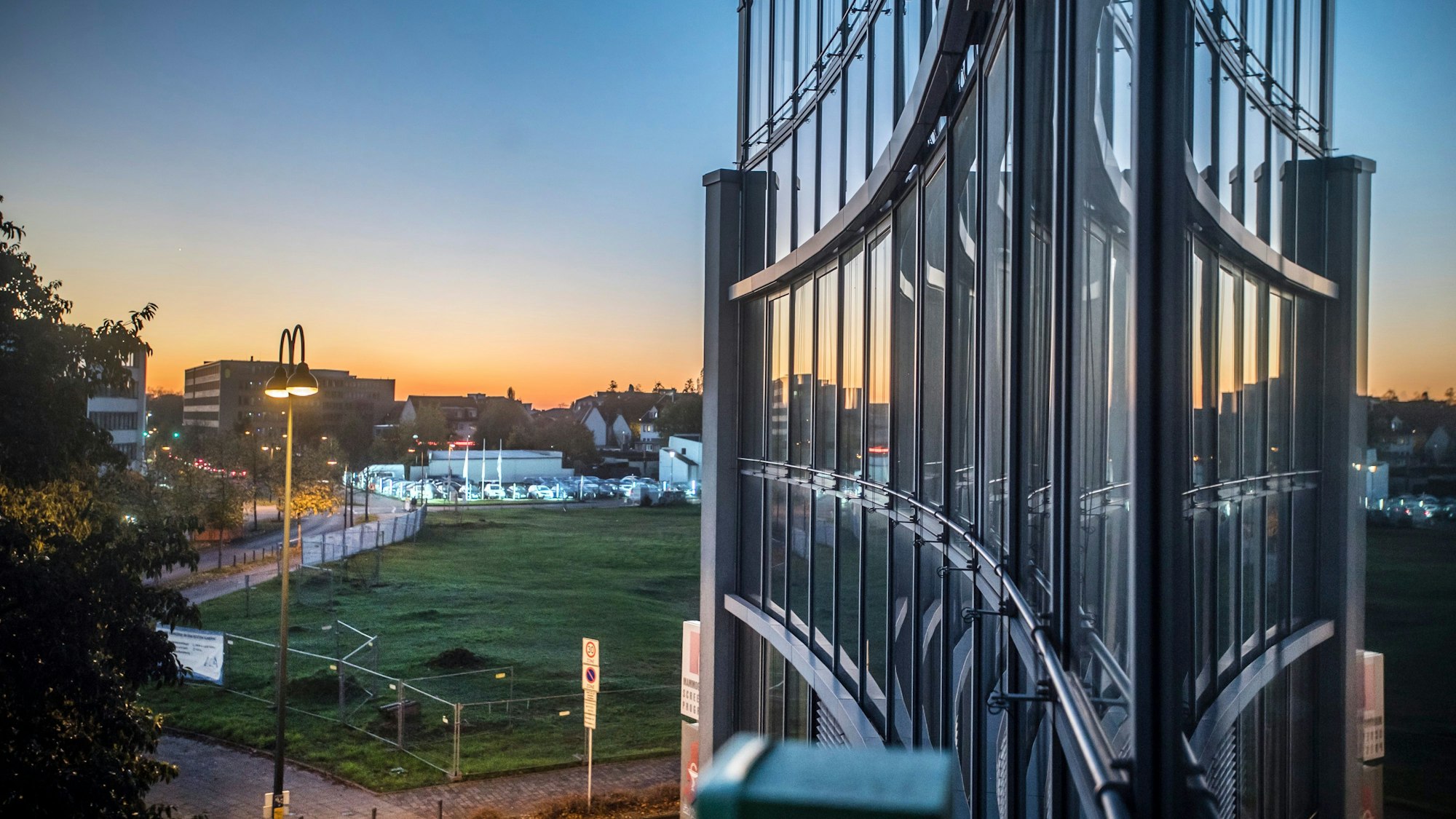Gesundheitshaus Fassade, hintergrund: Paeschkes-Grundstück, auf dem die Büllenklöster standen. Foto: Ralf Krieger