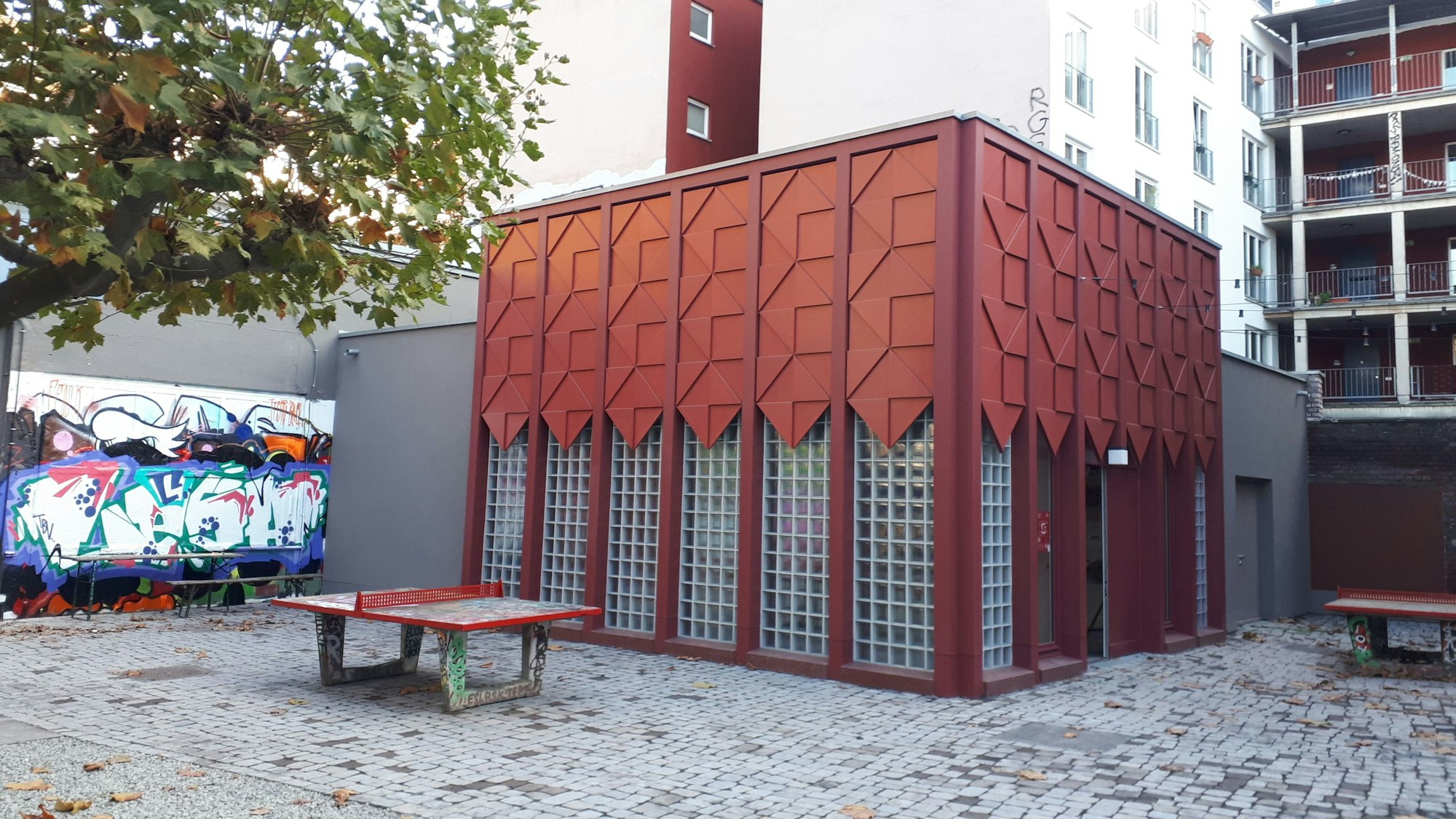 Ein kleines Schmuckstückchen: Die neue Holzwerkstatt, selbst aus Holz erbaut.