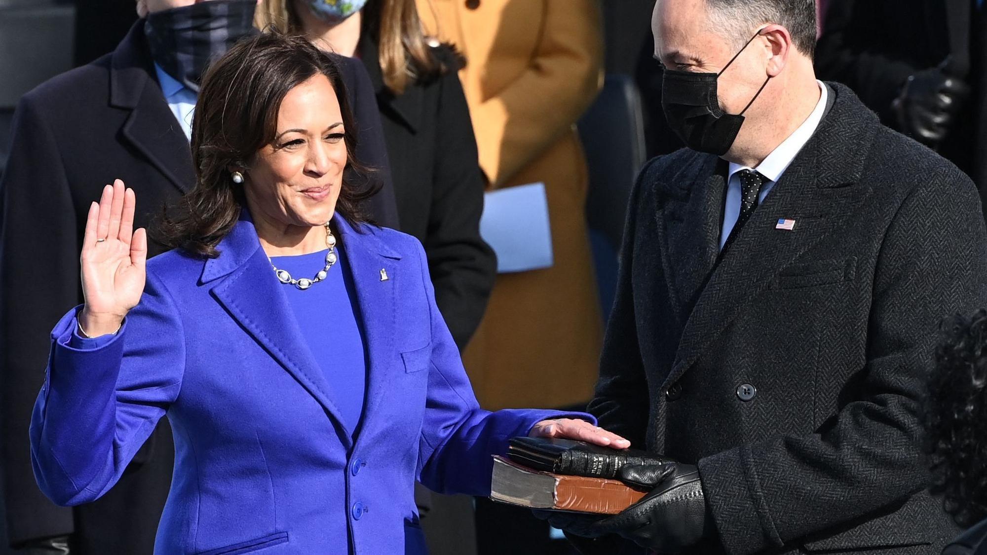 Kamala Harris wird als US-Vizepräsidentin vereidigt. Ihr Ehemann Douglas Emhoff steht an ihrer Seite.