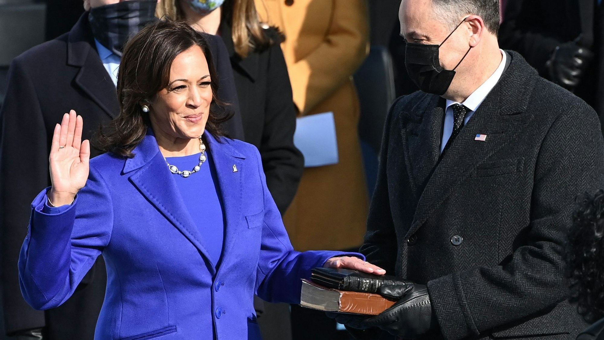 Kamala Harris wird als US-Vizepräsidentin vereidigt. Ihr Ehemann Douglas Emhoff steht an ihrer Seite.