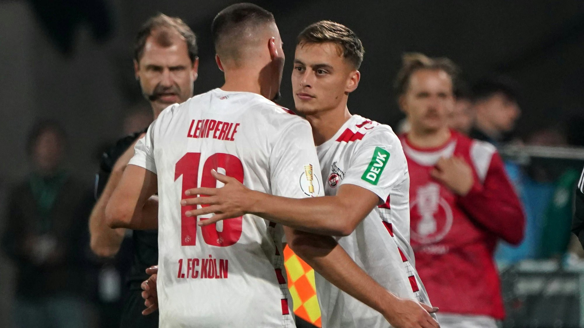 Tim Lemperle und Marvin Obuz während des Kölner Pokalspiels gegen Holstein Kiel. Beide Angreifer könnten dem 1. FC Köln verloren gehen.
